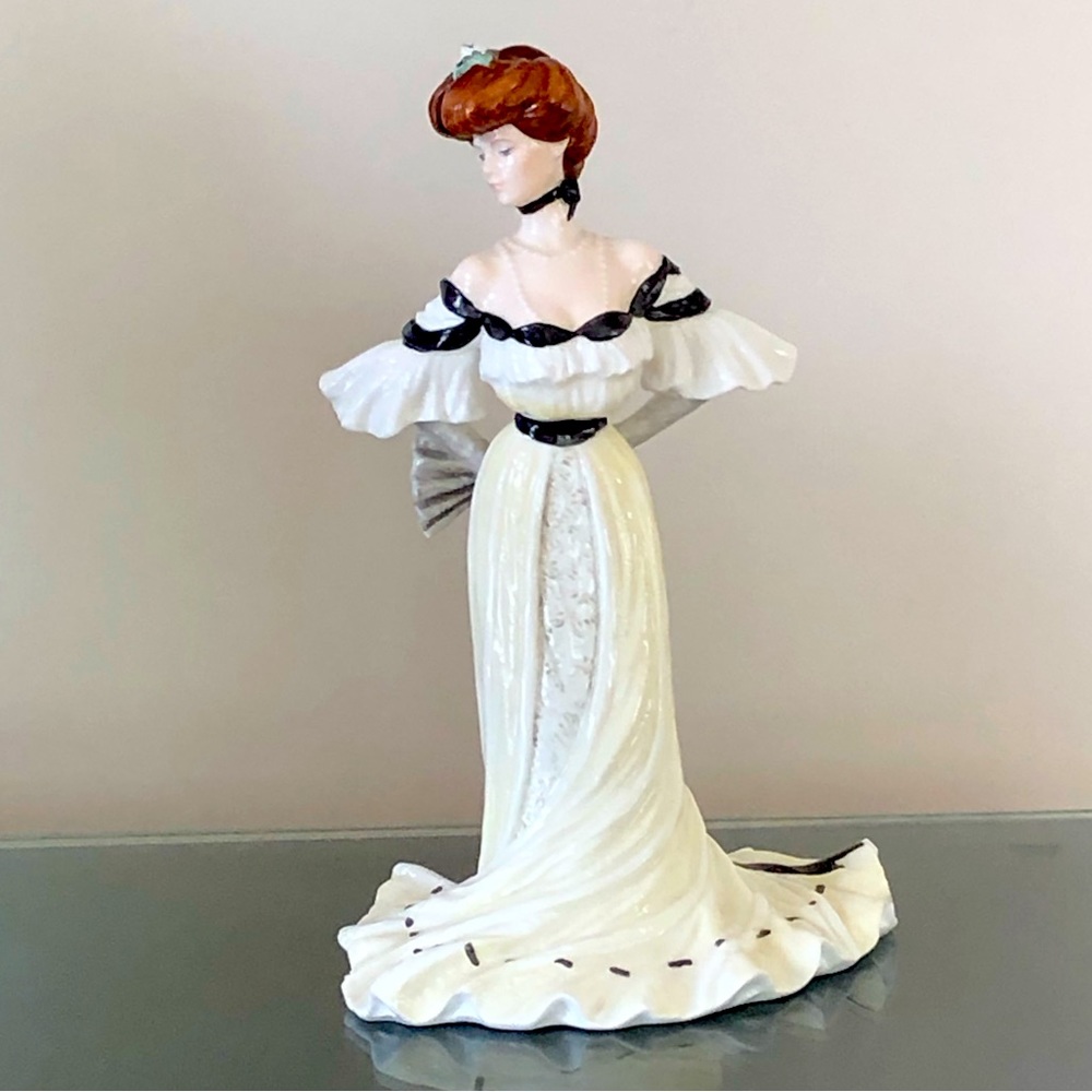 Figurine Coalport Alexandra at the Ball Golden Age